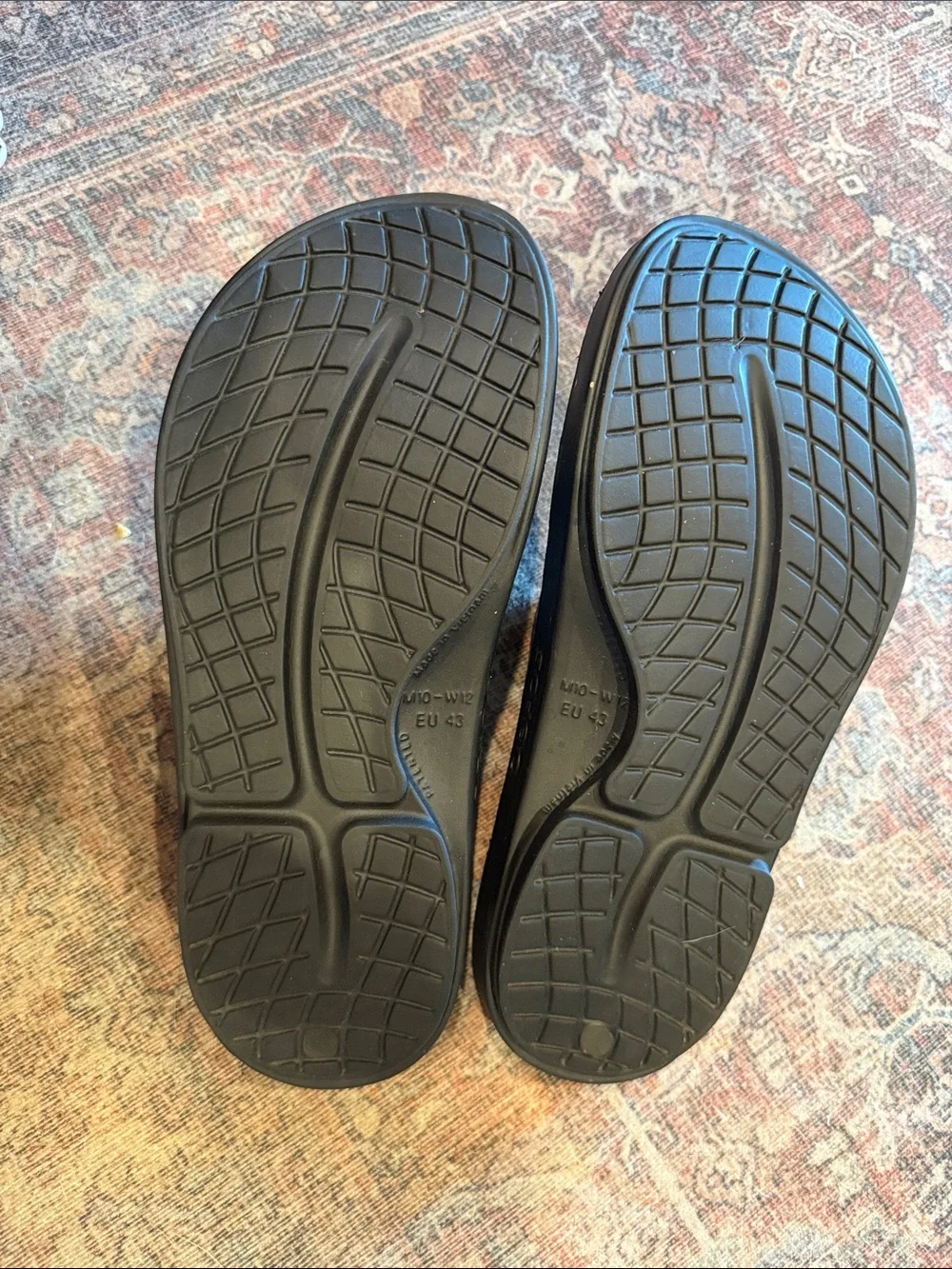 OOFOS Black Men's Two-Slot Recovery Slide Sandals